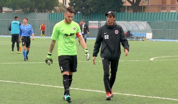 Il tecnico insieme al portiere Matteo Santi