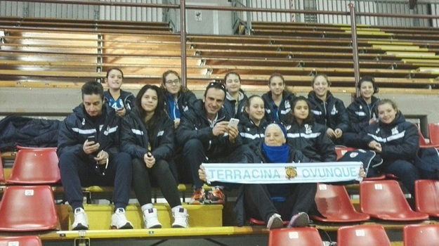Foto di gruppo per le ragazze del Volley Terracina