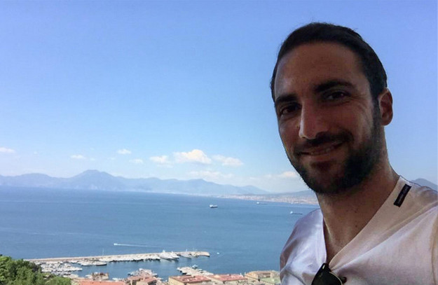 Higuain si gode le vacanze. Foto napolitoday.it