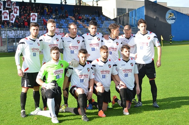 Il Colleferro prima del match (foto Del Gobbo)