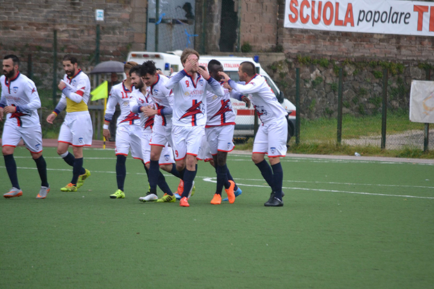 L'esultanza di De Julis dopo il gol