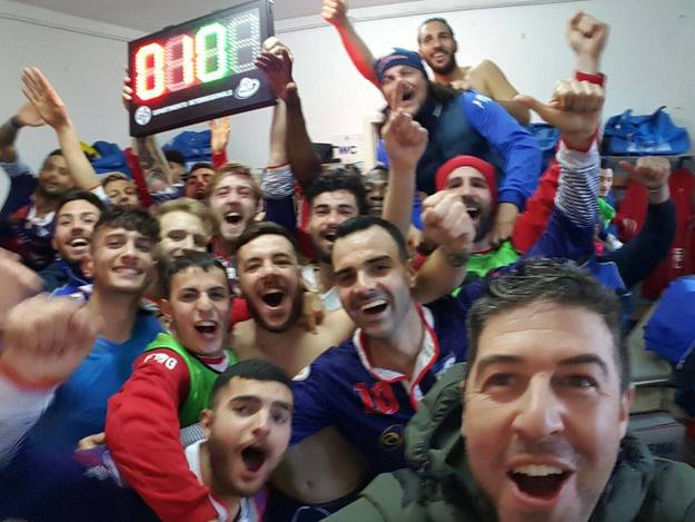 La gioia dei giocatori del Serpentara dopo la bella vittoria in casa del Francavilla foto © Facebook