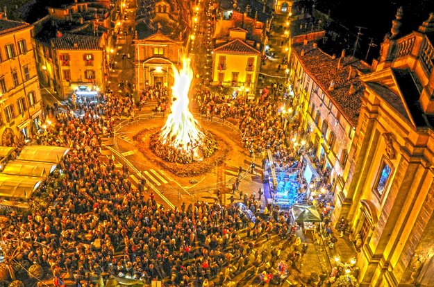 Il Focarone di Bagnaia (© Gruppo Facebook "Sacro Fuoco Sant'Antonio (Bagnaia-VT)")