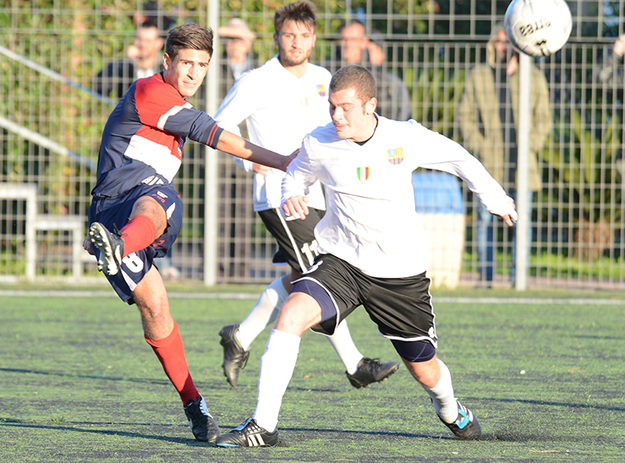 Sganga (Tor Tre Teste) qui impegnato contro la Perconti, uno dei migliori elementi nella stagione dei rossoblu (foto ©Lori)