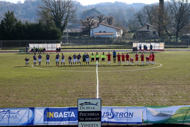 Le squadre a centrocampo 