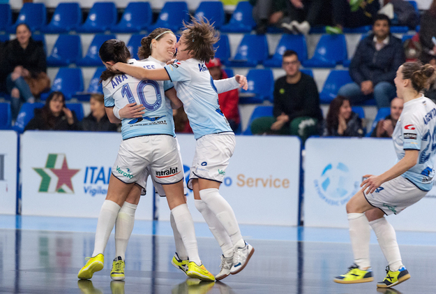 Denise D&apos;Angelo abbracciata dalle compagne dopo un gol