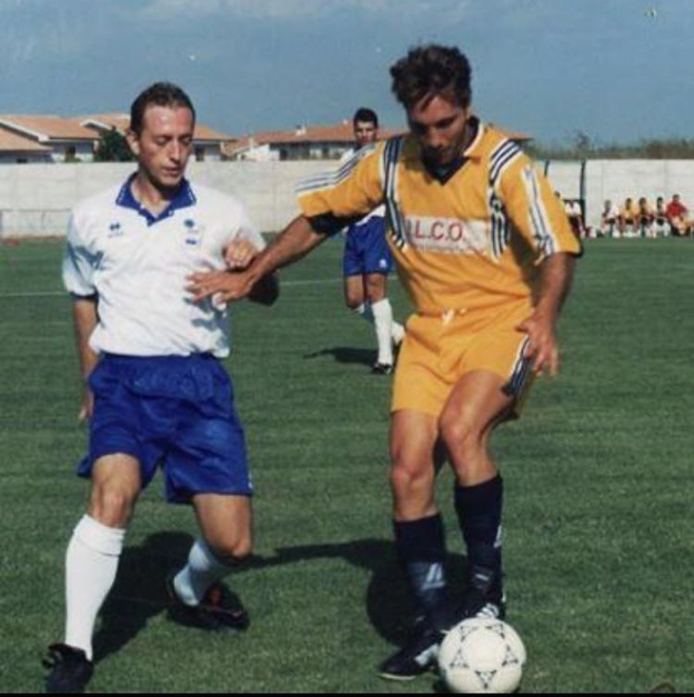 Mister Bechini in campo quando giocava nella Viterbese, qui contro Mutarelli e Perrotta