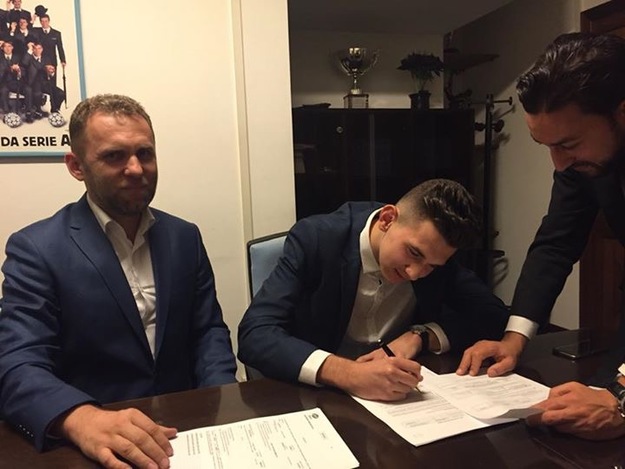 Ionut Rus al momento della firma