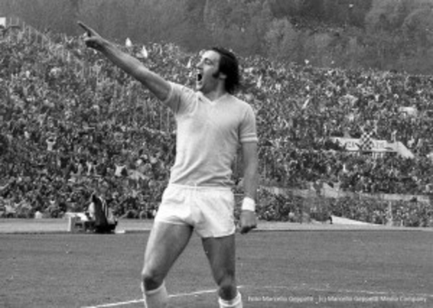 Giorgio Chinaglia e la sua celebre esultanza durante il derby nell&apos;anno dello scudetto