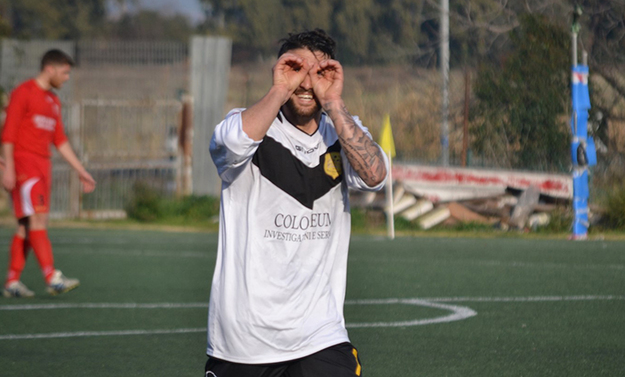 Scerrati esulta dopo un gol