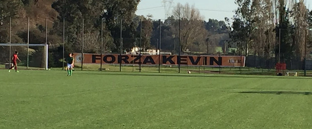 Lo striscione dei tifosi giallorossi per Strootman (Foto © Gazzetta Regionale)