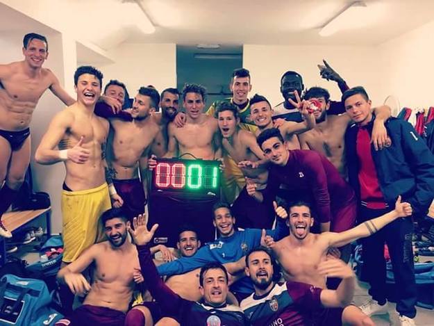 La gioia dei giocatori del Rieti dopo l&apos;importante vittoria in casa del Grosseto ©facebook/FC Rieti
