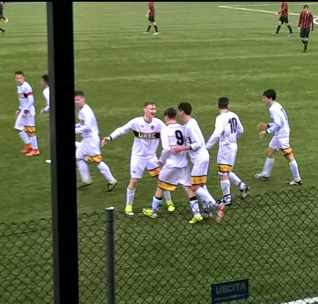 L&apos;abbraccio dopo il goal di Saltalamacchia