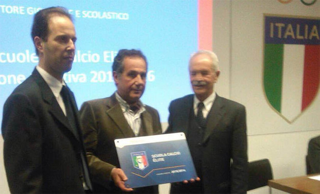 Il presidente Nicastro riceve la targa