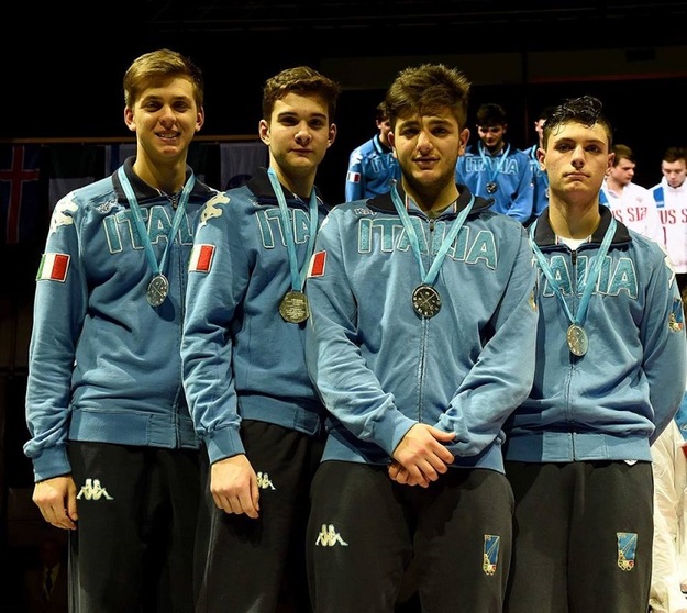 Giacomo Mignuzzi sul podio con Alberto Fornasir, Matteo Neri e Giacomo Stigliano(foto Bizzi per Federscherma)