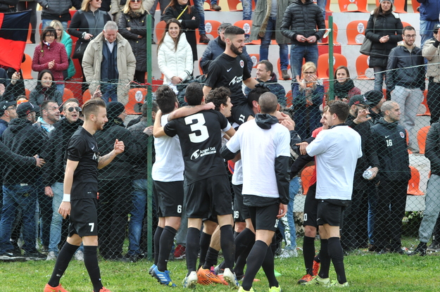 Marco Lupi portato in trionfo a fine partita (Foto©DelGobbo)
