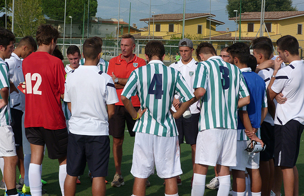 Roberto Giovarruscio (al centro) con i suoi ragazzi dopo il ko contro la Perconti (foto ©gazzettaregionale.it)