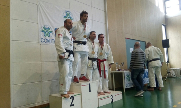 Mascherucci sul gradino più alto del podio