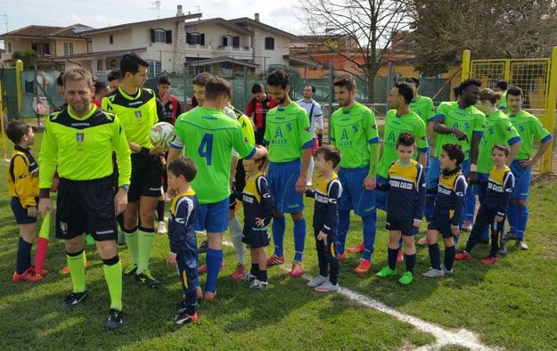 Le squadre entrano in campo