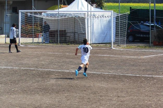 Simone Ferro festeggia il gol