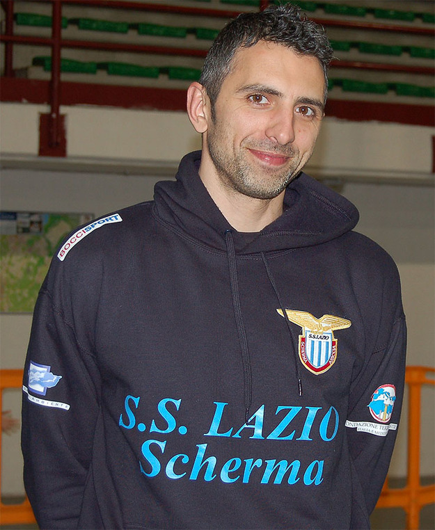 Il prof. Passerini con la nuova felpa della Lazio Scherma Ariccia