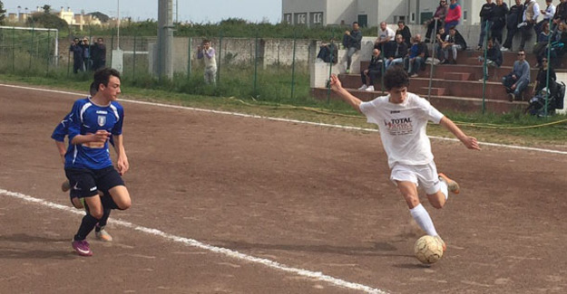 Vincenzi, autore di quattro gol, contrastato da Bongiacci dell&apos;Anzio