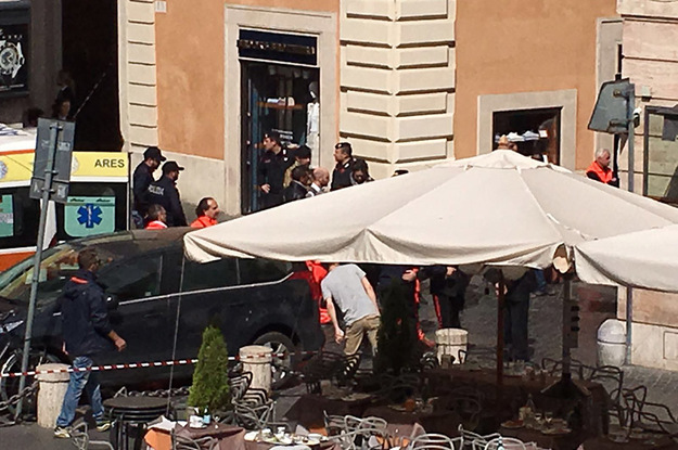L&apos;intervento delle Forze dell&apos;Ordine presso il Bar Ciampini ©foto Gazzetta Regionale