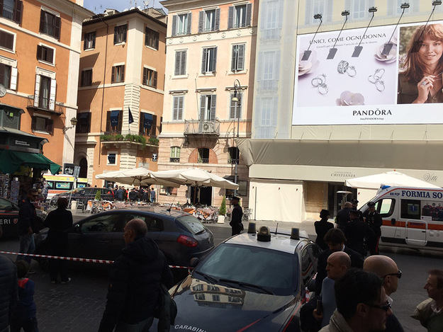 Piazza San Lorenzo in Lucina pochi minuti fa ©foto Gazzetta Regionale