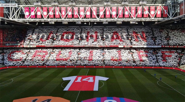 La coreografia dei tifosi dell&apos;Ajax in onore di Johan Cruyff (Foto © Twitter/AFC Ajax)