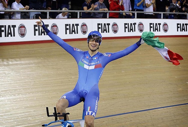 Filippo Ganna esulta dopo la conquista di una vittoria