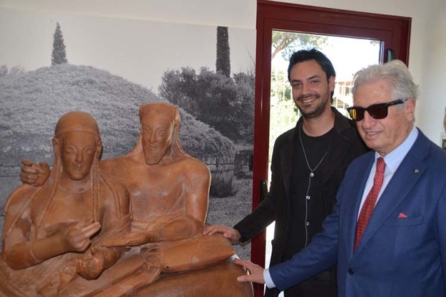 L&apos;esposizione del sarcofago degli sposi