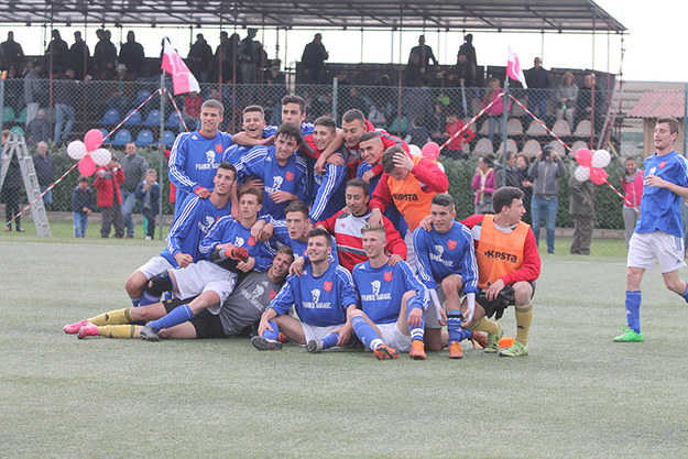 La festa della Juniores a fine gara dopo la vittoria sul Colleferro (©De Cesaris)