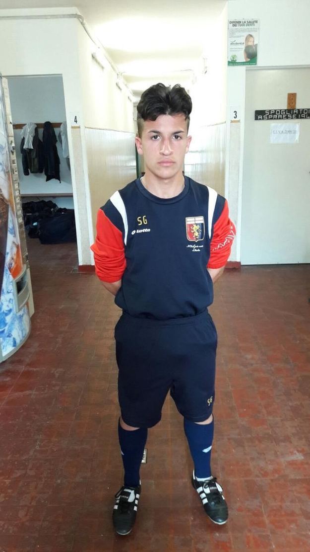 Troiano con la maglia del Genoa