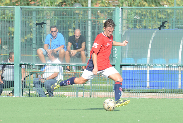 De Macchi in azione nel match contro il Savio, sullo sfondo il ds Nista, il presidente Paris e Claudio Solimina