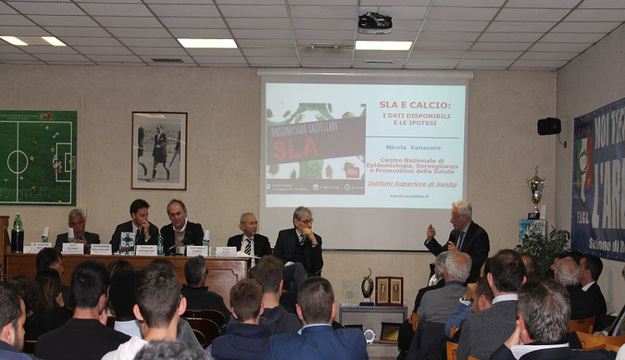 Il Dottor Vanacore spiega la SLA attraverso delle slide
