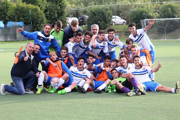 L&apos;esultanza del Vigili Urbani a fine partita (foto ©fuoriareaweb.it)