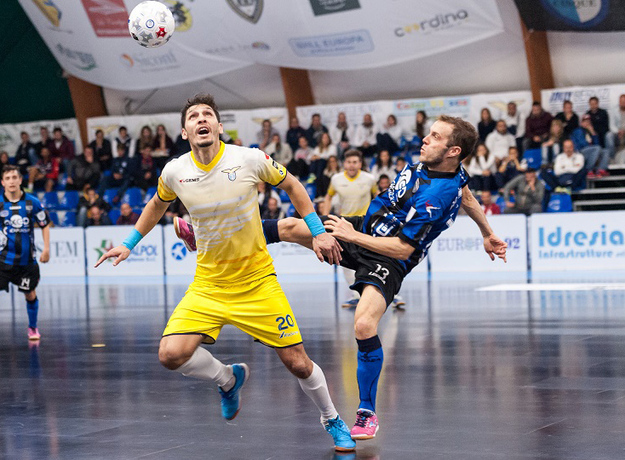 Juninho, a sinistra, in azione contro il Latina