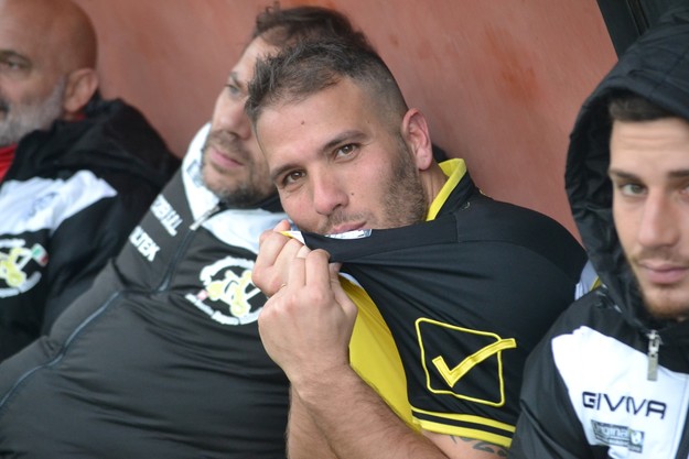 De Santis bacia la maglia