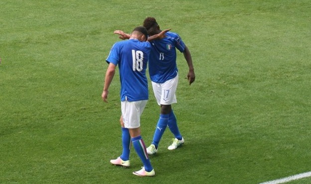 Scamacca e Kean festeggiano il 2-0