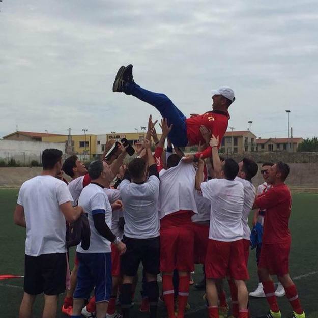 La squadra porta in trionfo mister Castagnari