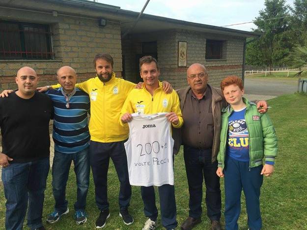 Pecci con la maglia celebrativa per i 201 gol in carriera