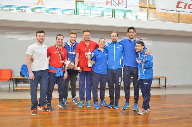 Alessandro Giovannetti con lo staff del Volleyro`