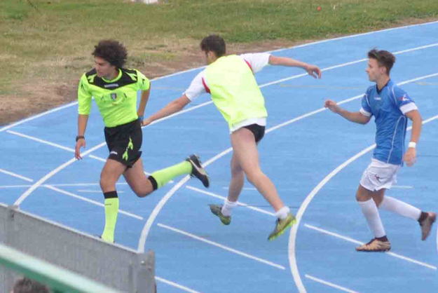 La fuga di Boukhari verso la palestra del Comunale, alle sue spalle un giocatore castellano coperto dal fratino