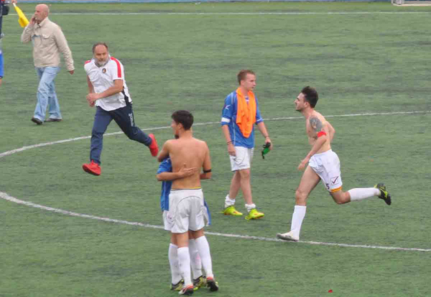 Il capitano della Lupa, senza scarpa destra, corre verso Boukhari, il tecnico castellano cerca di fermarlo