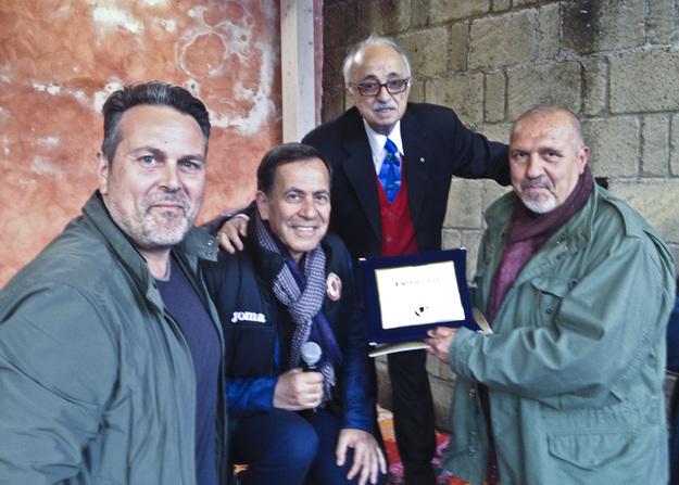 Da destra: il ds Andrea Calce, premiato dal vice presidente D&apos;Alessio e dal presidente Betturri, insieme al dirigente Fabrizio Ciotti