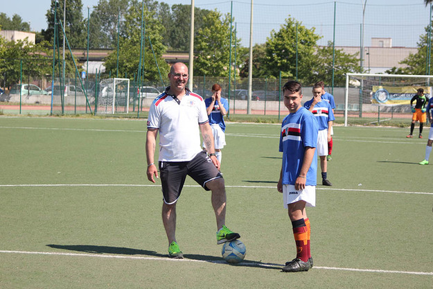 Il papà di Valerio batte il calcio d&apos;inizio del torneo (foto ©Rinaldi)