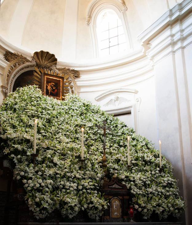 La &quot;scalinata&quot; floreale intorno alla Madonna di Maggio (Pagina Facebook &quot;Pro Loco Sant&apos;Oreste)