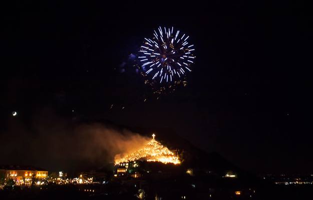 La &quot;Fiaccolata&quot; (dalla Pagina Facebook &quot;Pro Loco Sant&apos;Oreste&quot;)