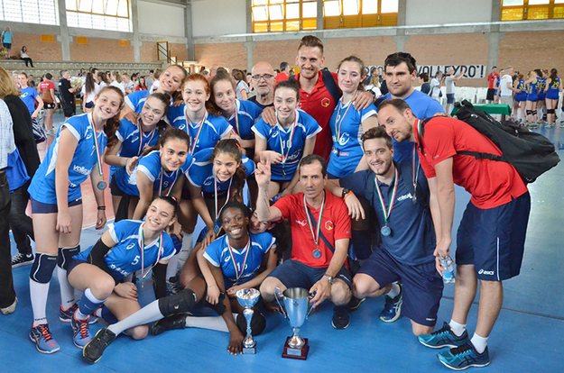 La Volleyrò con la coppa per il secondo posto