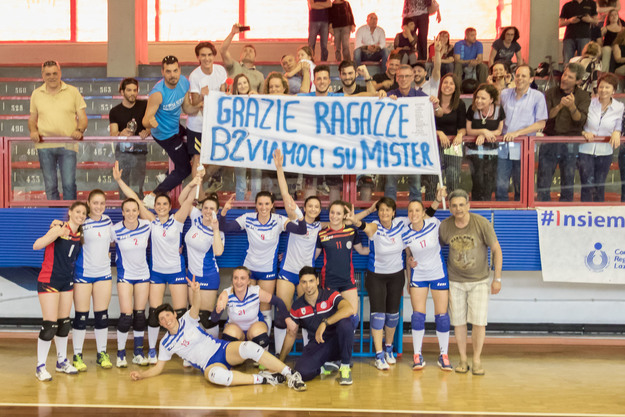 La festa del Cisterna 88 dopo la vittoria della finale contro Castelnuovo (foto ©Fipav)